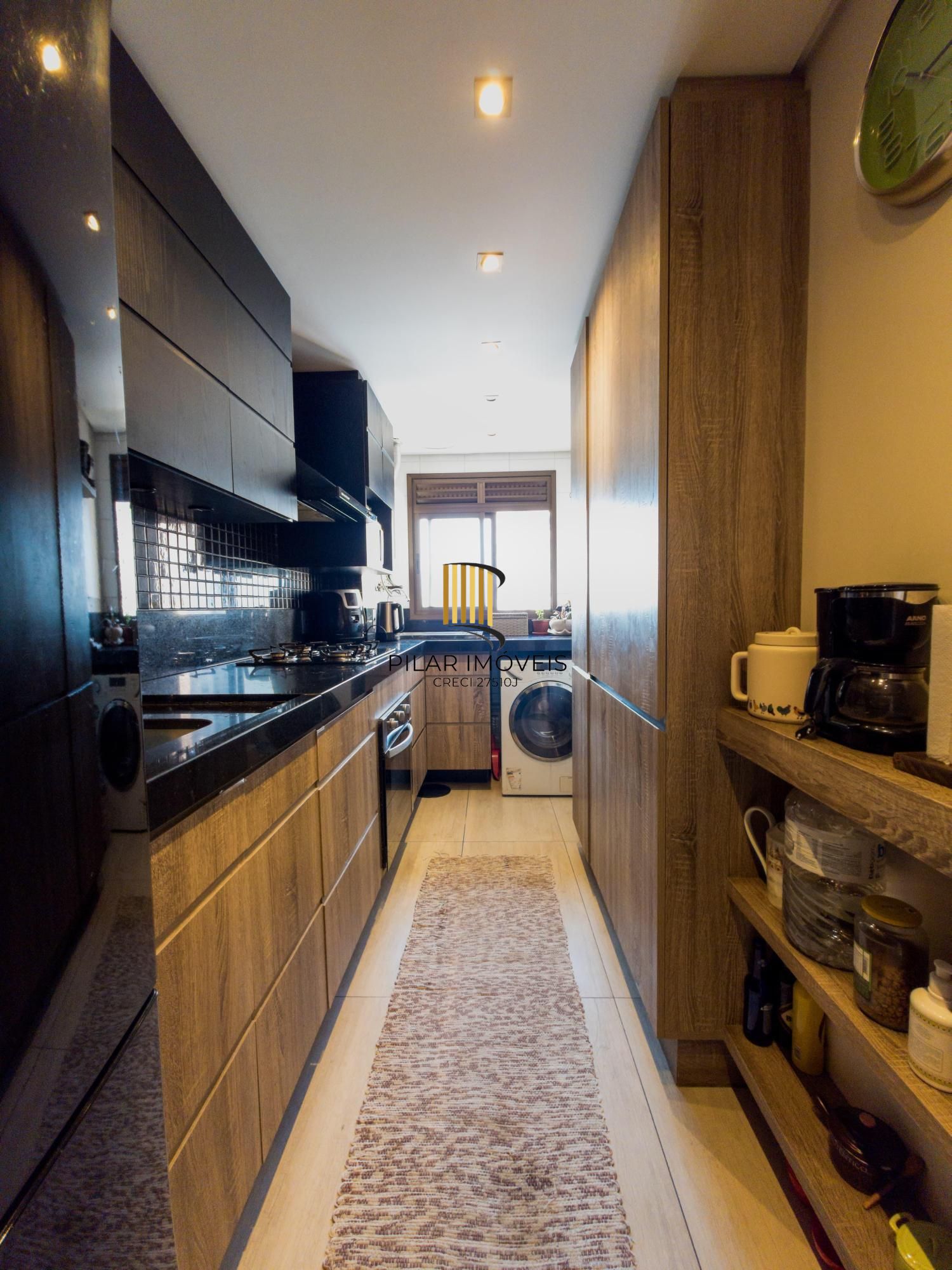 Apartamento com amplo living, duas vagas próximo ao Iguatemi