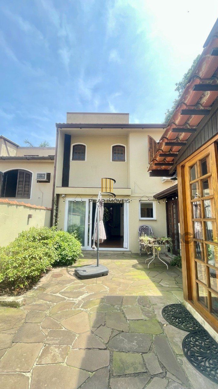 Casa de Condomínio 3 dormitórios no bairro Cristal