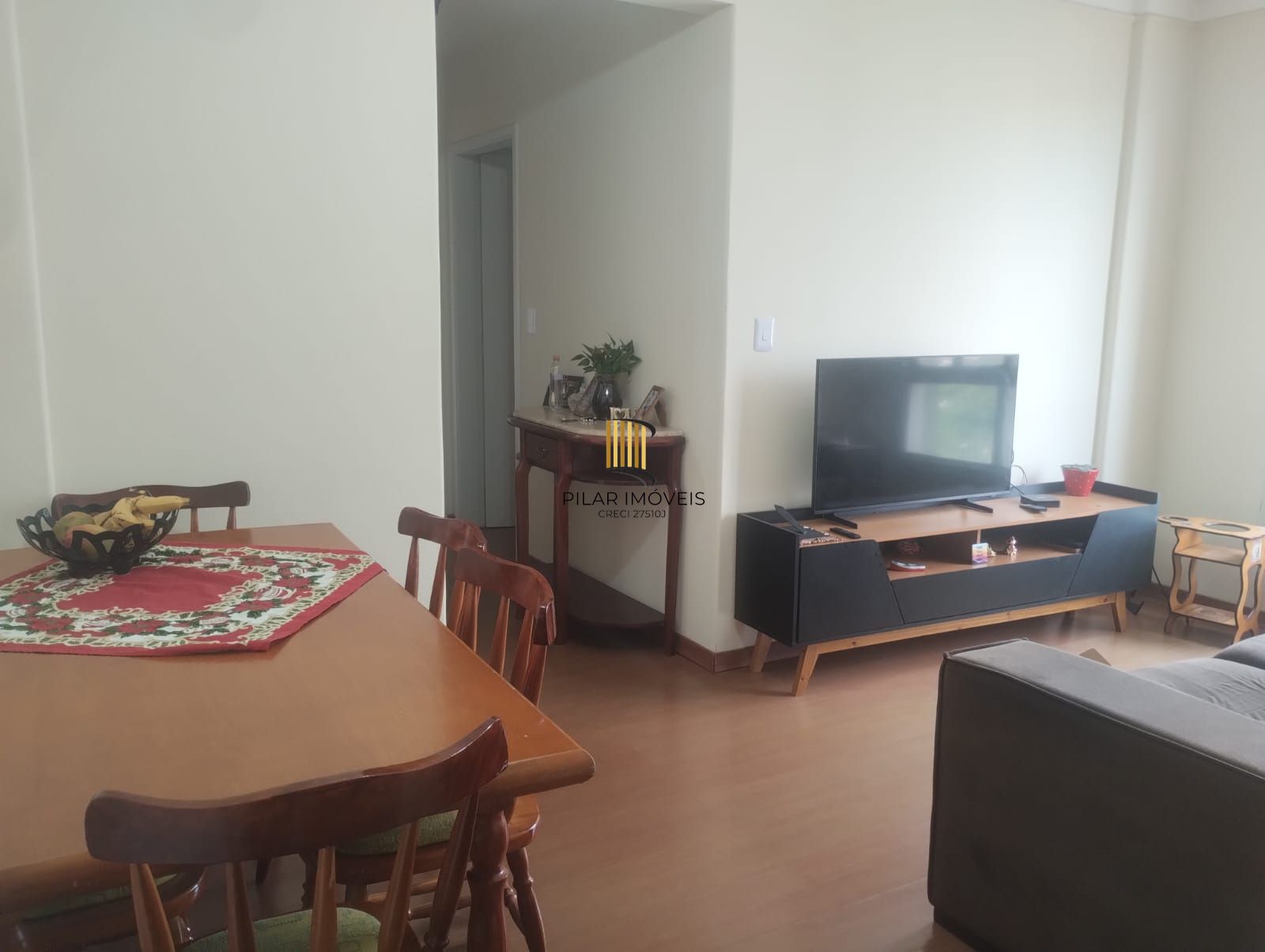 Apartamento 02 dormitótios na Av. Cavalhada com elevador e salão de festas.