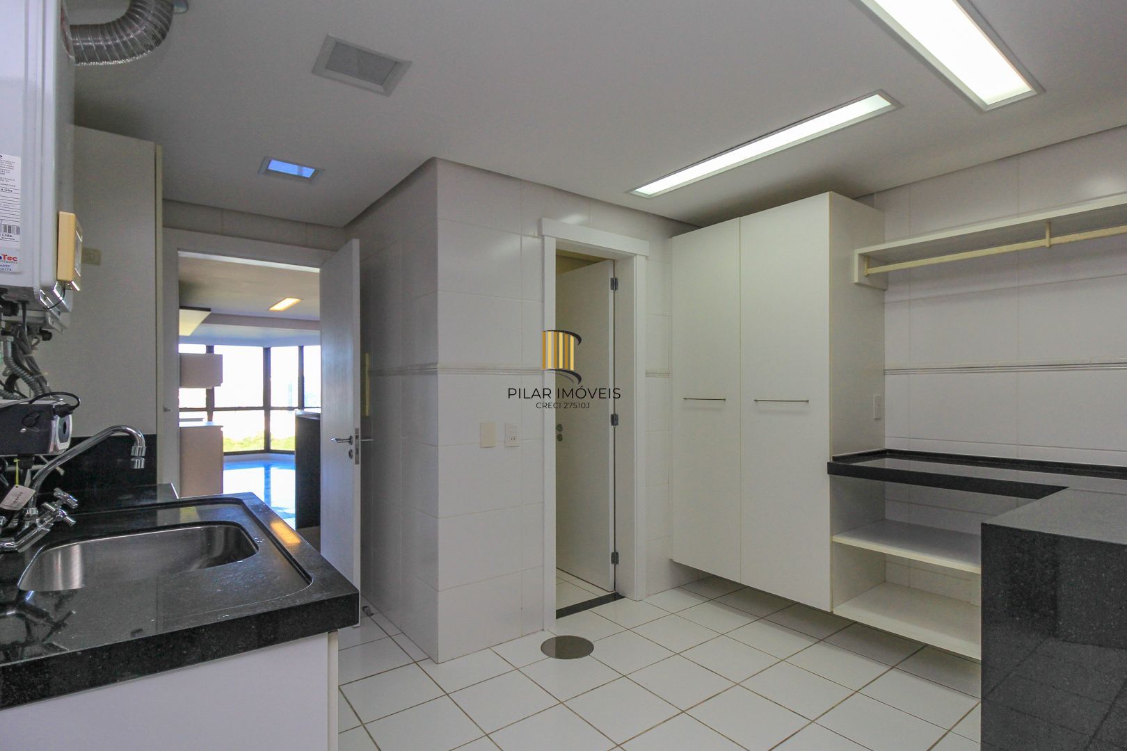 Apartamento alto padrão , 3 suítes, 3 vagas garagem, depósito, bairro Cristal