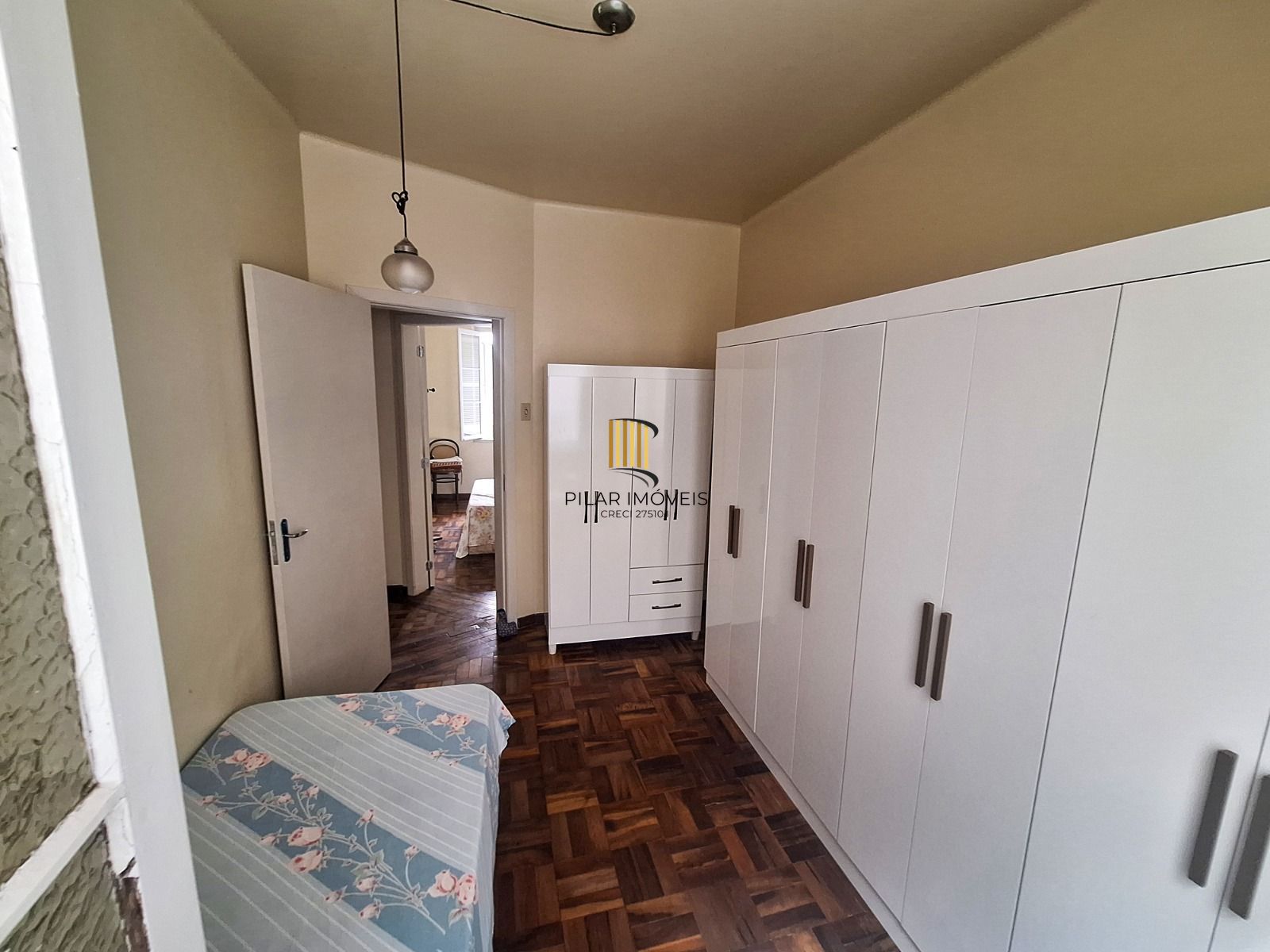 Apartamento térreo com 2 dormitórios e amplo pátio no bairro Floresta