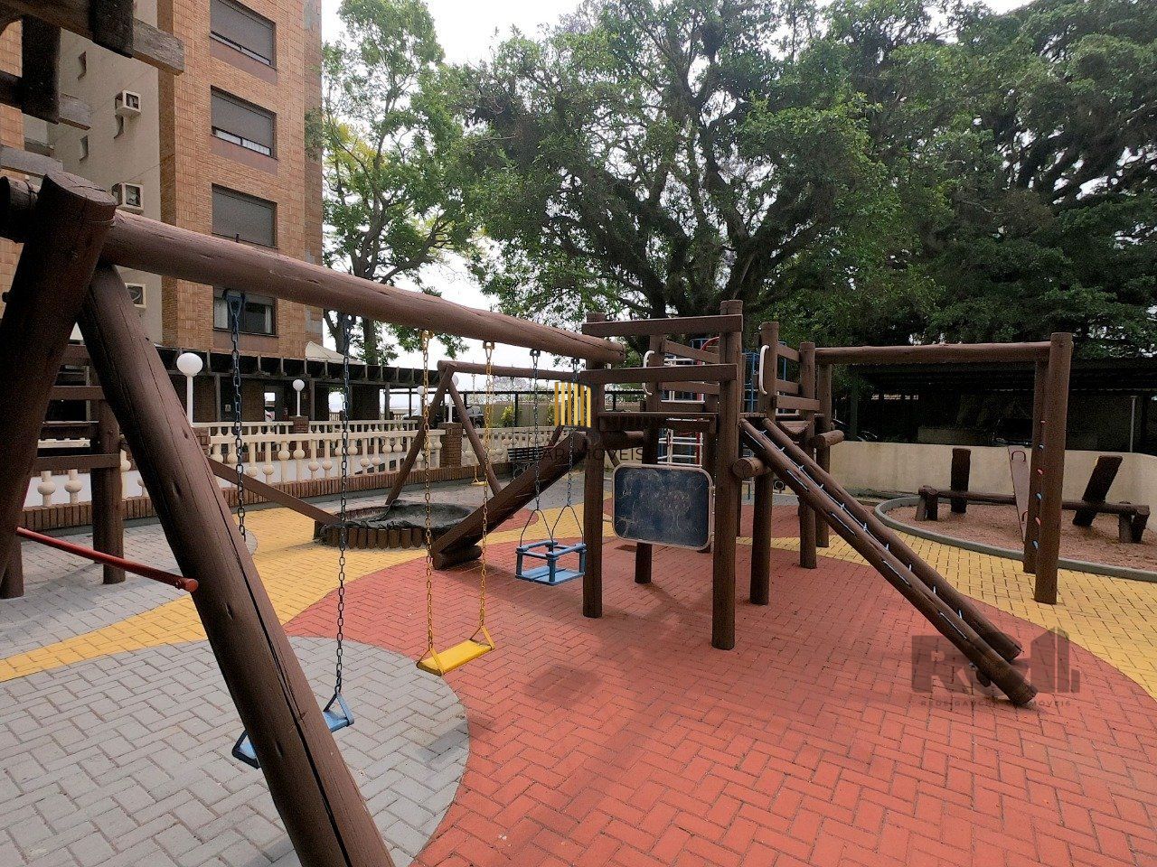 Apartamento 03 dormitórios com suite na Tristeza