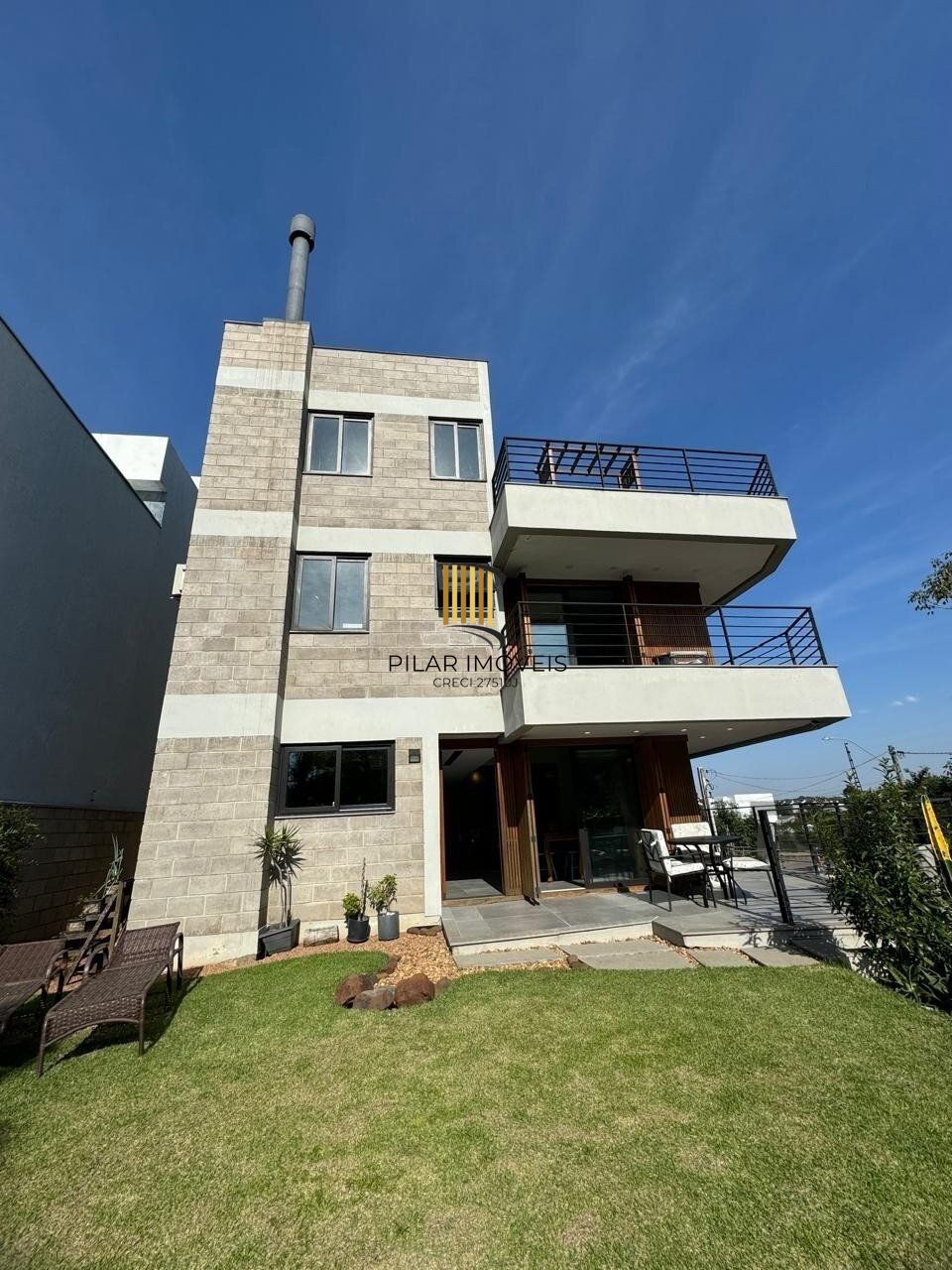 Casa 3 dormitórios no bairro Guarujá