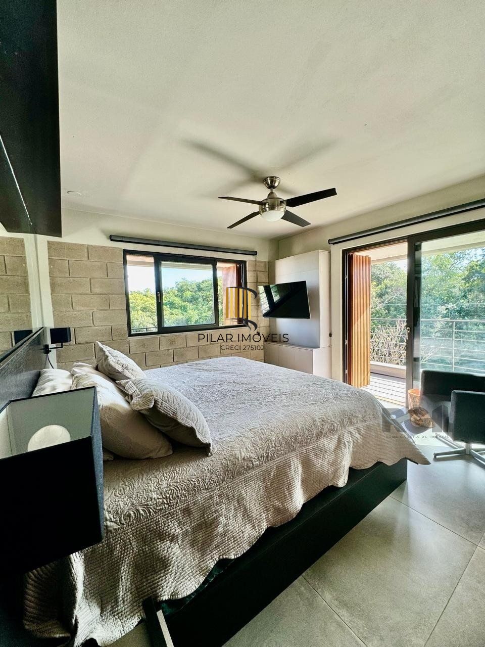 Casa 3 dormitórios no bairro Guarujá