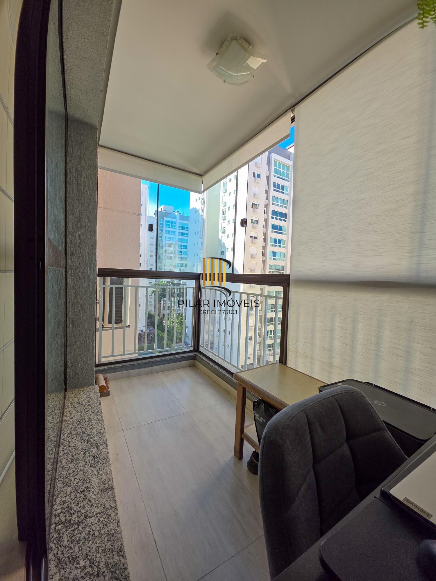 Apartamento com amplo living, duas vagas próximo ao Iguatemi