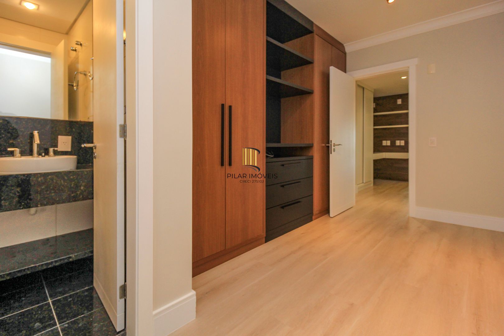 Apartamento alto padrão , 3 suítes, 3 vagas garagem, depósito, bairro Cristal