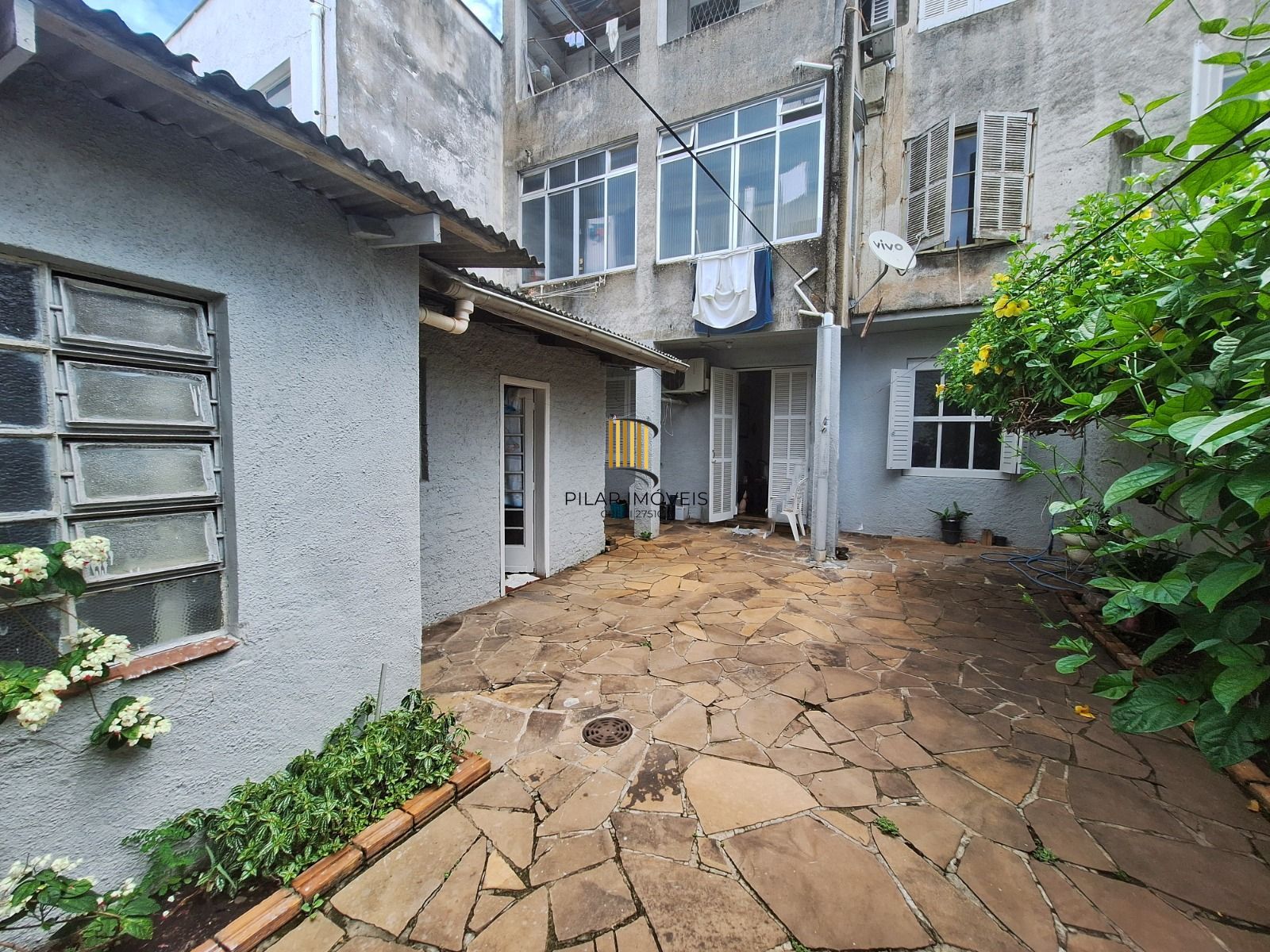 Apartamento térreo com 2 dormitórios e amplo pátio no bairro Floresta