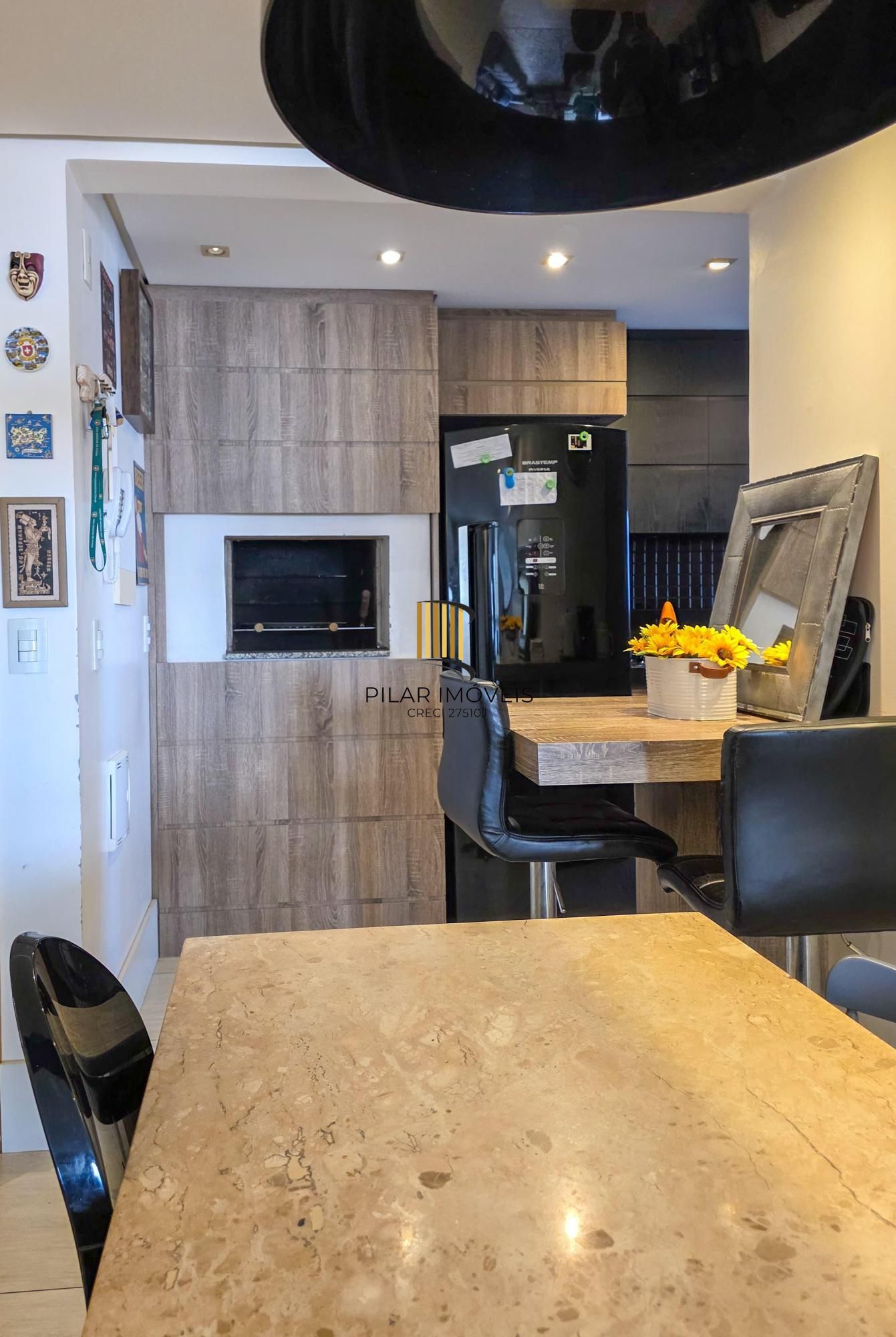 Apartamento com amplo living, duas vagas próximo ao Iguatemi