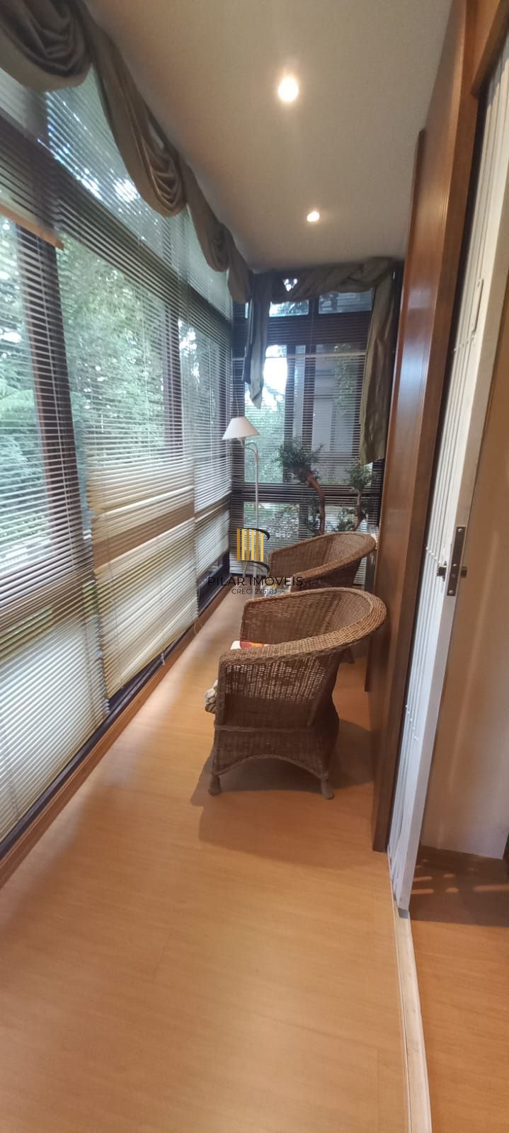 Apartamento a venda em Gramado com 02 dormitórios, suíte, sacada e vaga coberta