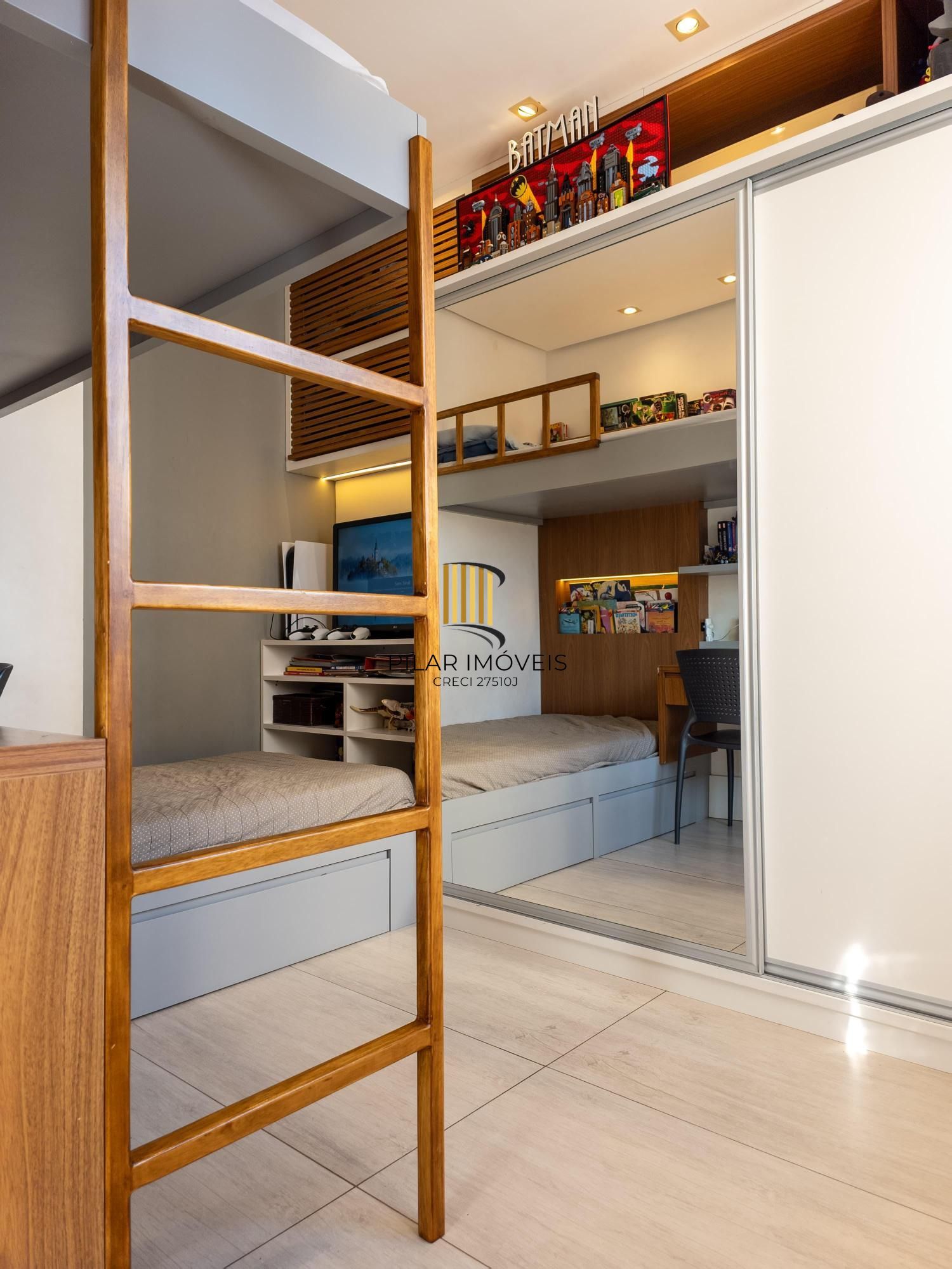 Apartamento com amplo living, duas vagas próximo ao Iguatemi