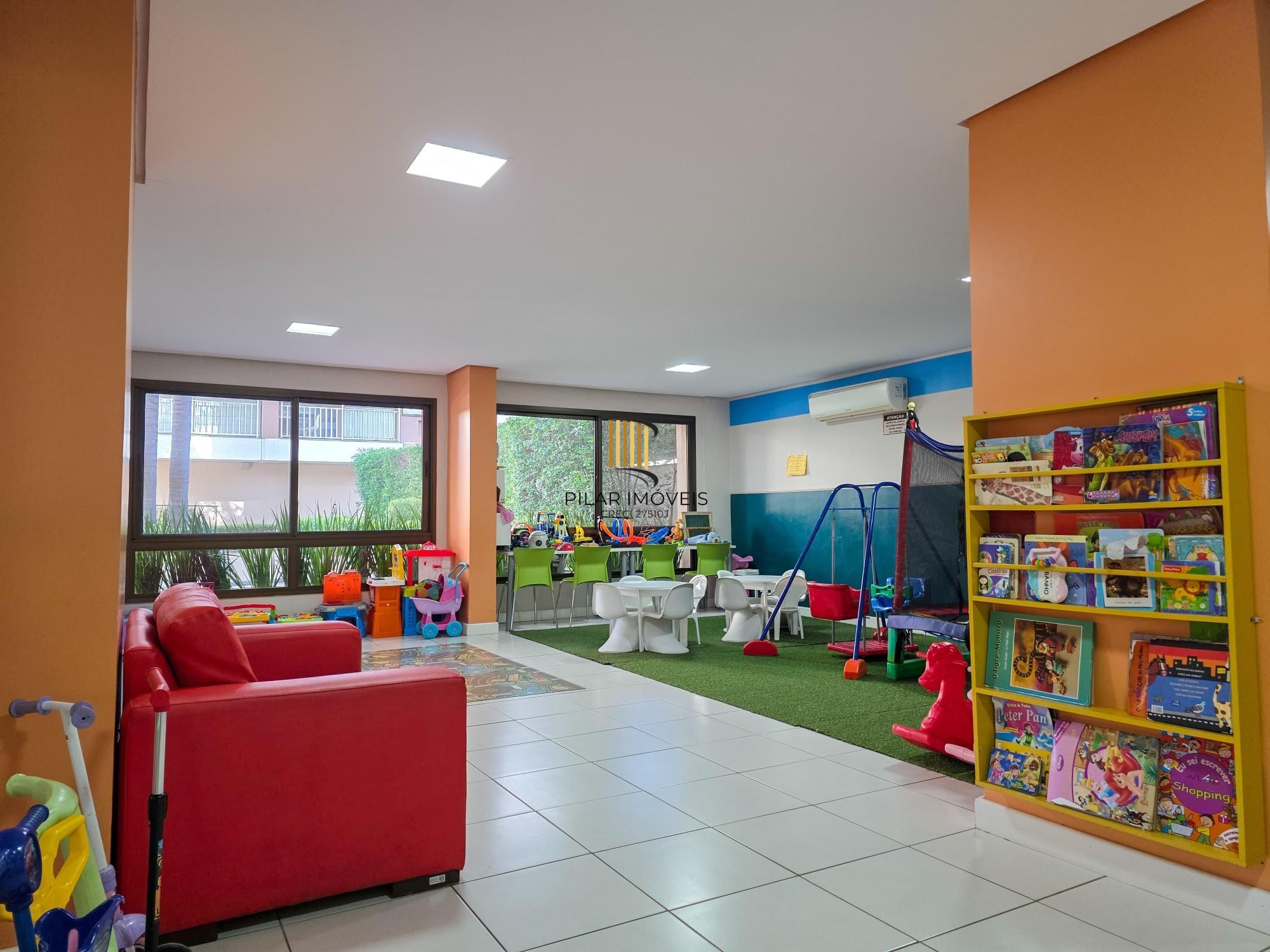 Apartamento com amplo living, duas vagas próximo ao Iguatemi