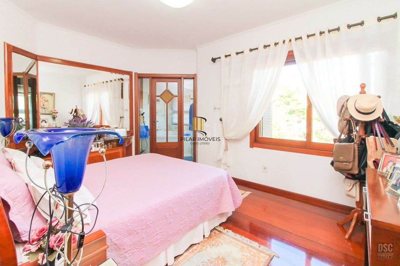 Casa 4 Dormitório(s) Bairro Ipanema