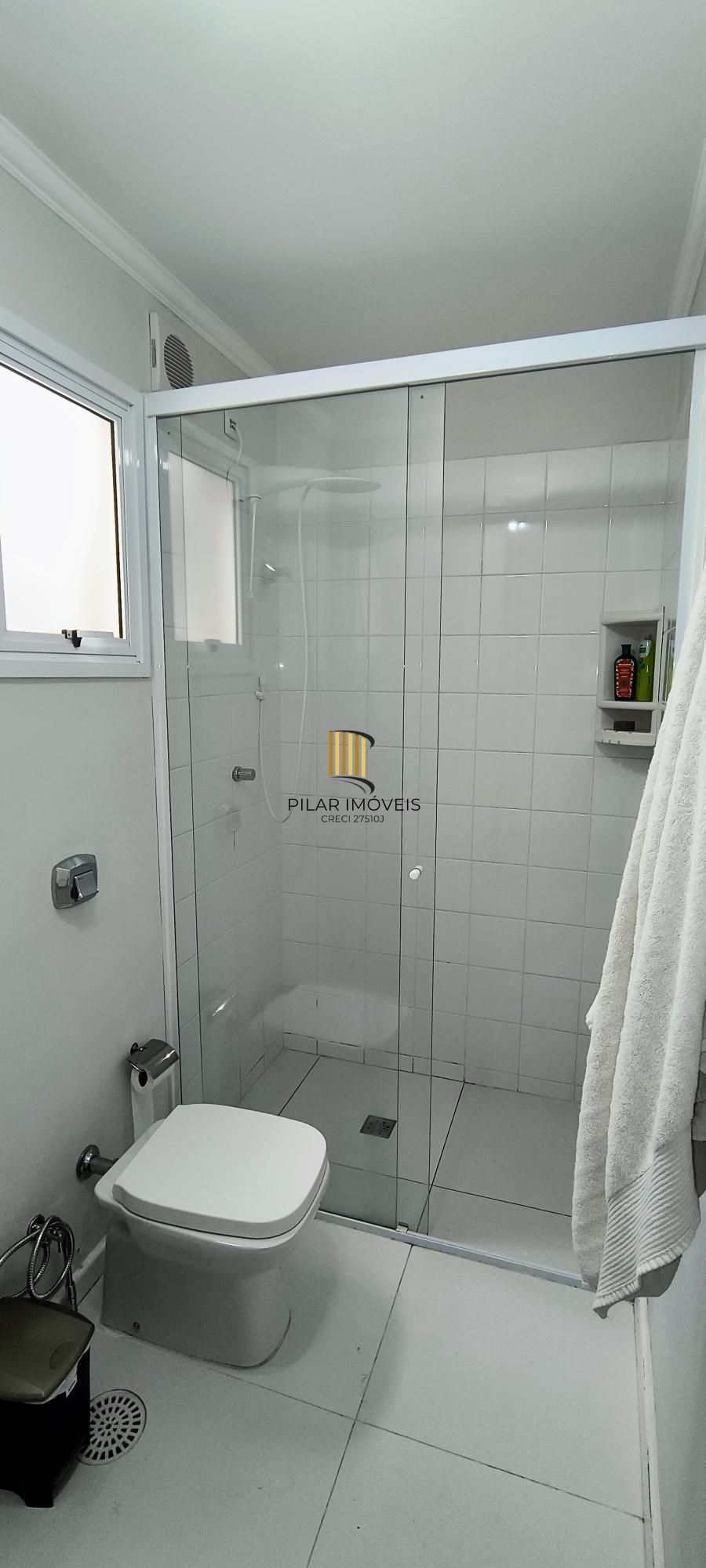 Com área privativa de 120,73 m2, sala com 03 ambientes