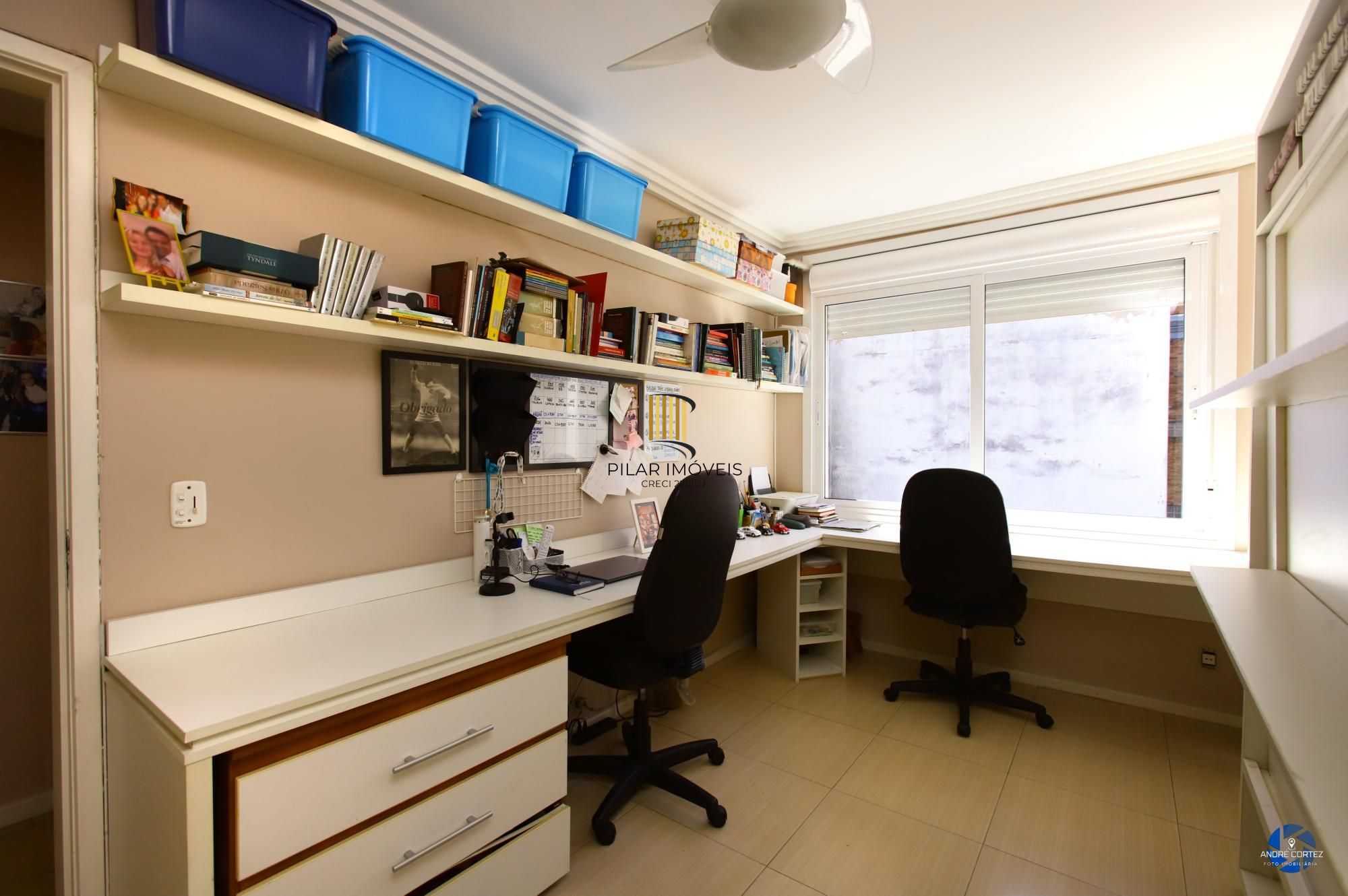 Vende cobertura: Piso inferior:  02 dormitórios, 02 banheiros, living 2 ambientes, cozinha americana.