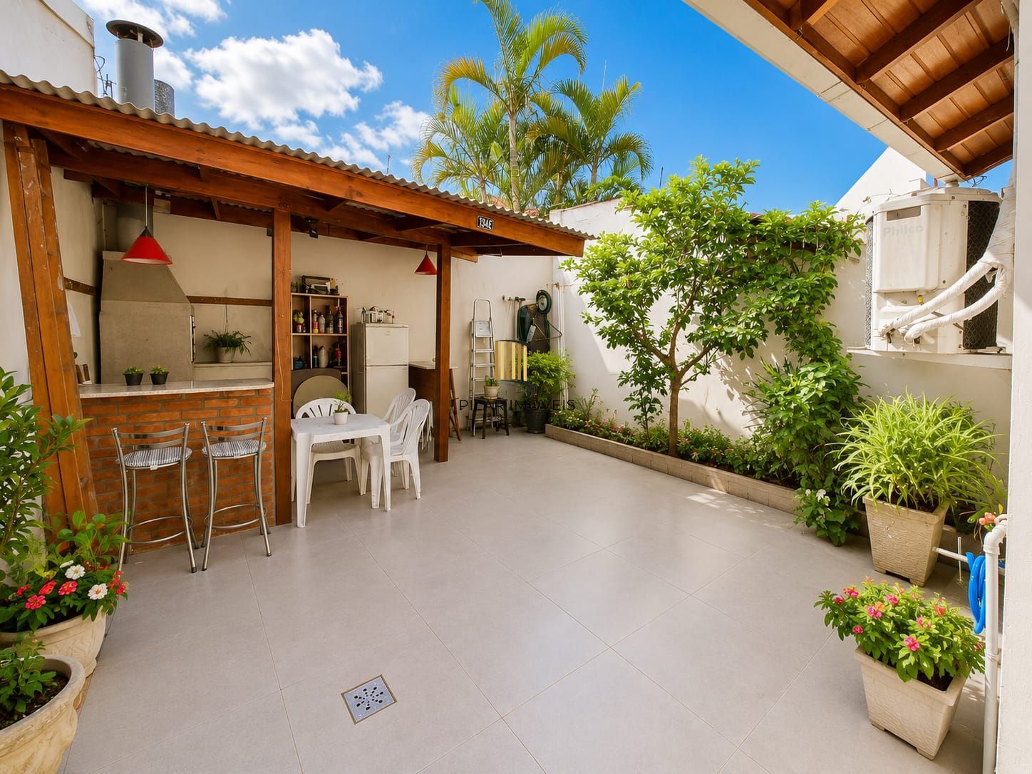 Casa 03 dormitórios no bairro Guarujá em Porto Alegre