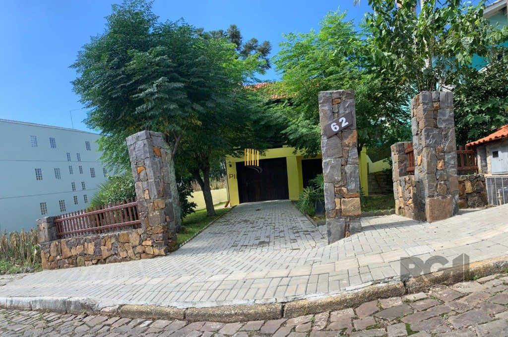 Casa sobrado com 03 dormitórios e garagem para 3 carros na cidade de Nova Petrópolis - Pilar Imóveis