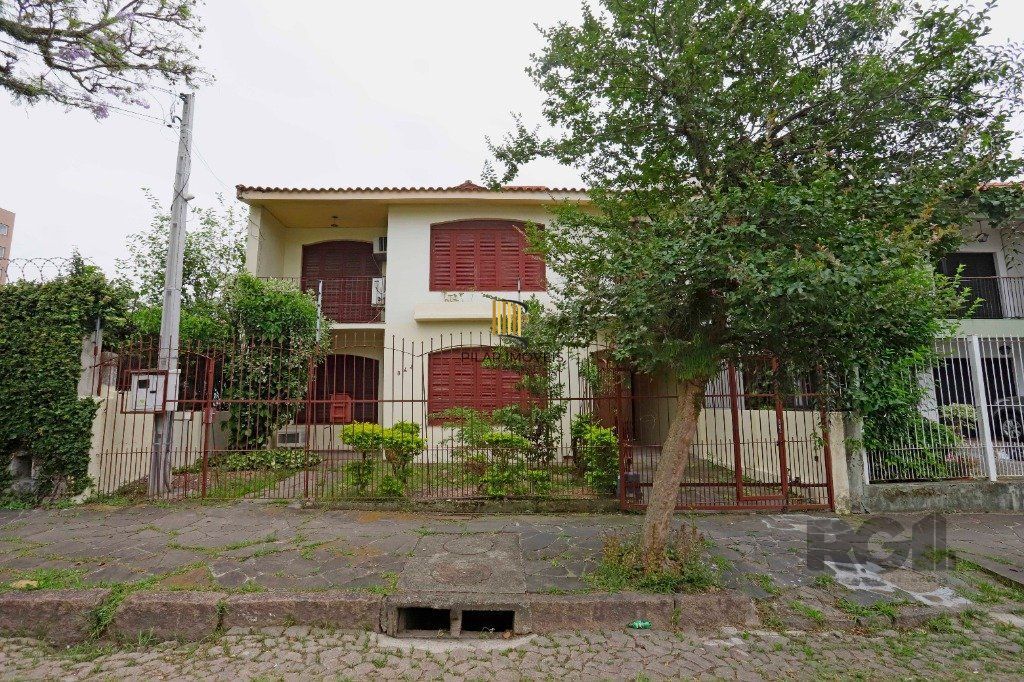 Casa 5 dormitórios no bairro Partenon