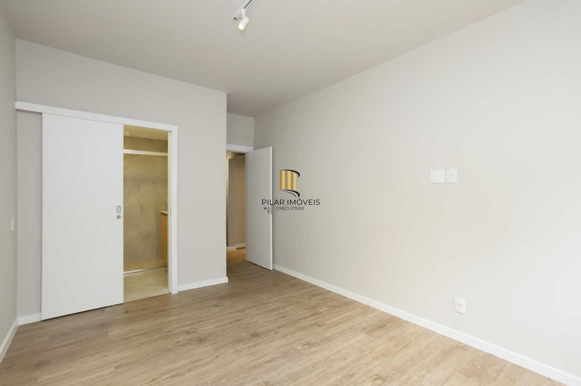 Apartamento 03 dormitórios revitalizado no Moinhos de Vento em Porto Alegre.