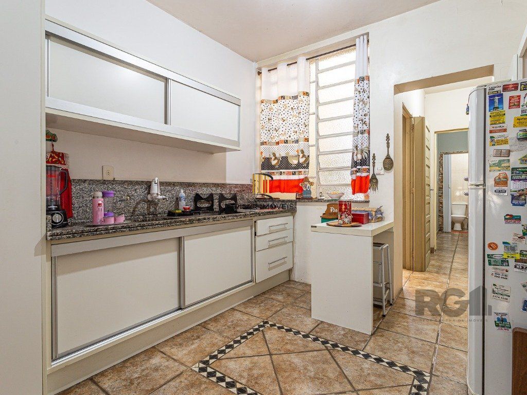 casa  com 3 quartos, 2 banheiros e vaga de garagem,