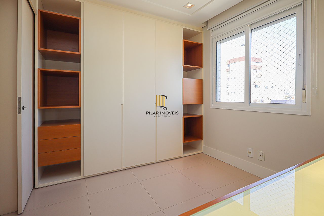 Apartamento de 3 quartos, 3 suítes, com 02 garagens individuais no Bairro Petrópolis, próximo a Encol.