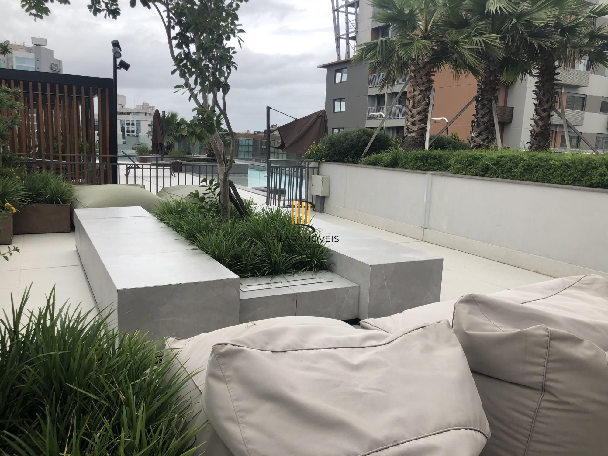 Apartamento desocupado e totalmente mobiliado com uma garagem