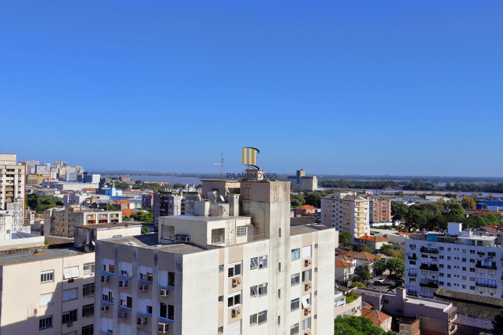 Apartamento super iluminado e arejado,  com hall de entrada , living amplo com 02 ambientes , 02 dormitórios, sendo uma suíte , banheiro  social com ventilação externa e cozinha mobiliada