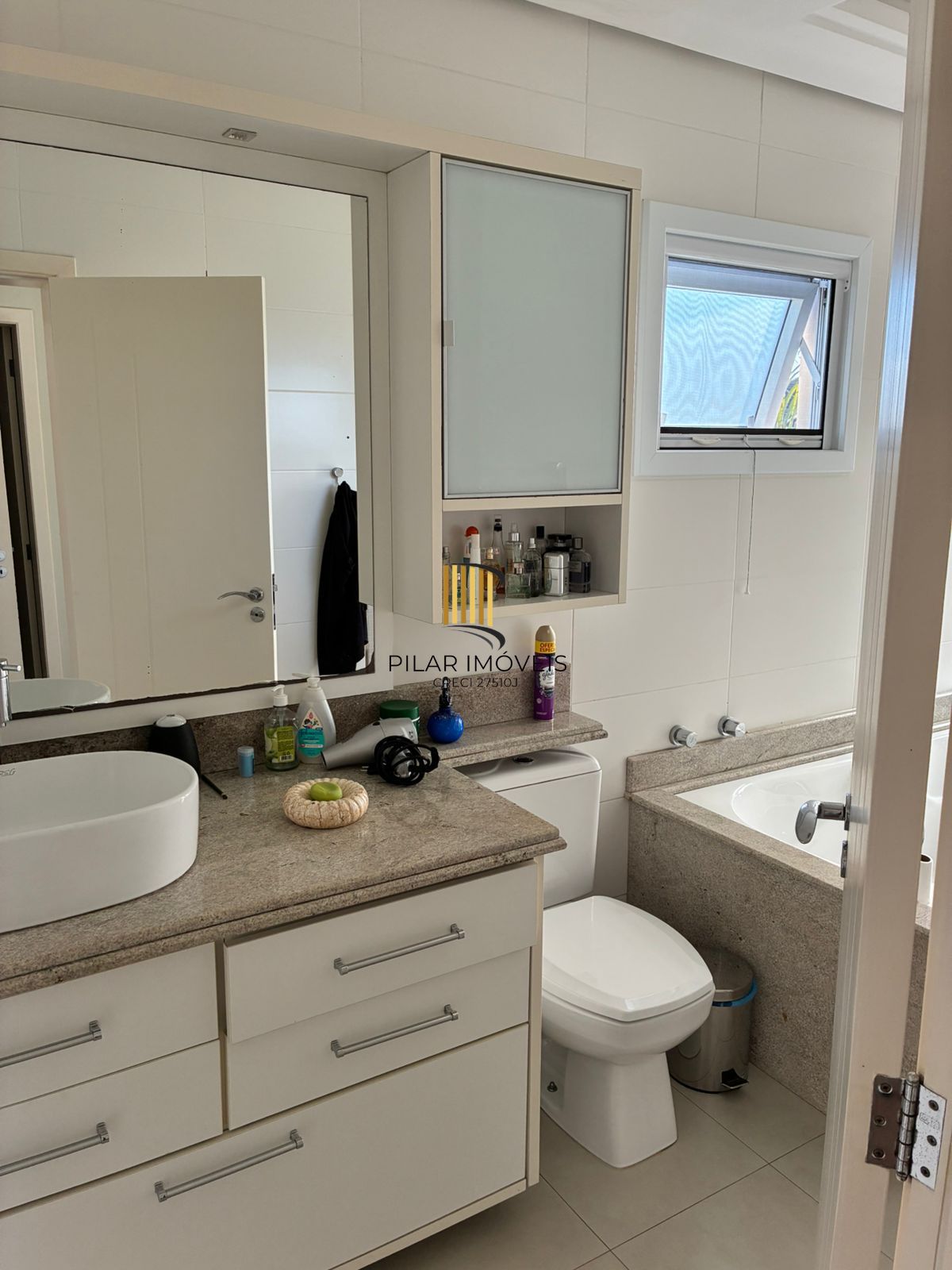 casa 4 dormitórios. 1 suite e demais peças