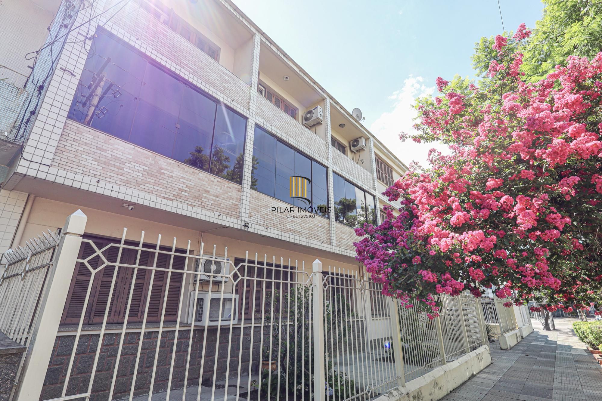 Com 2 quartos, 1 banheiro, opção do 2.º banheiro, e escritório,