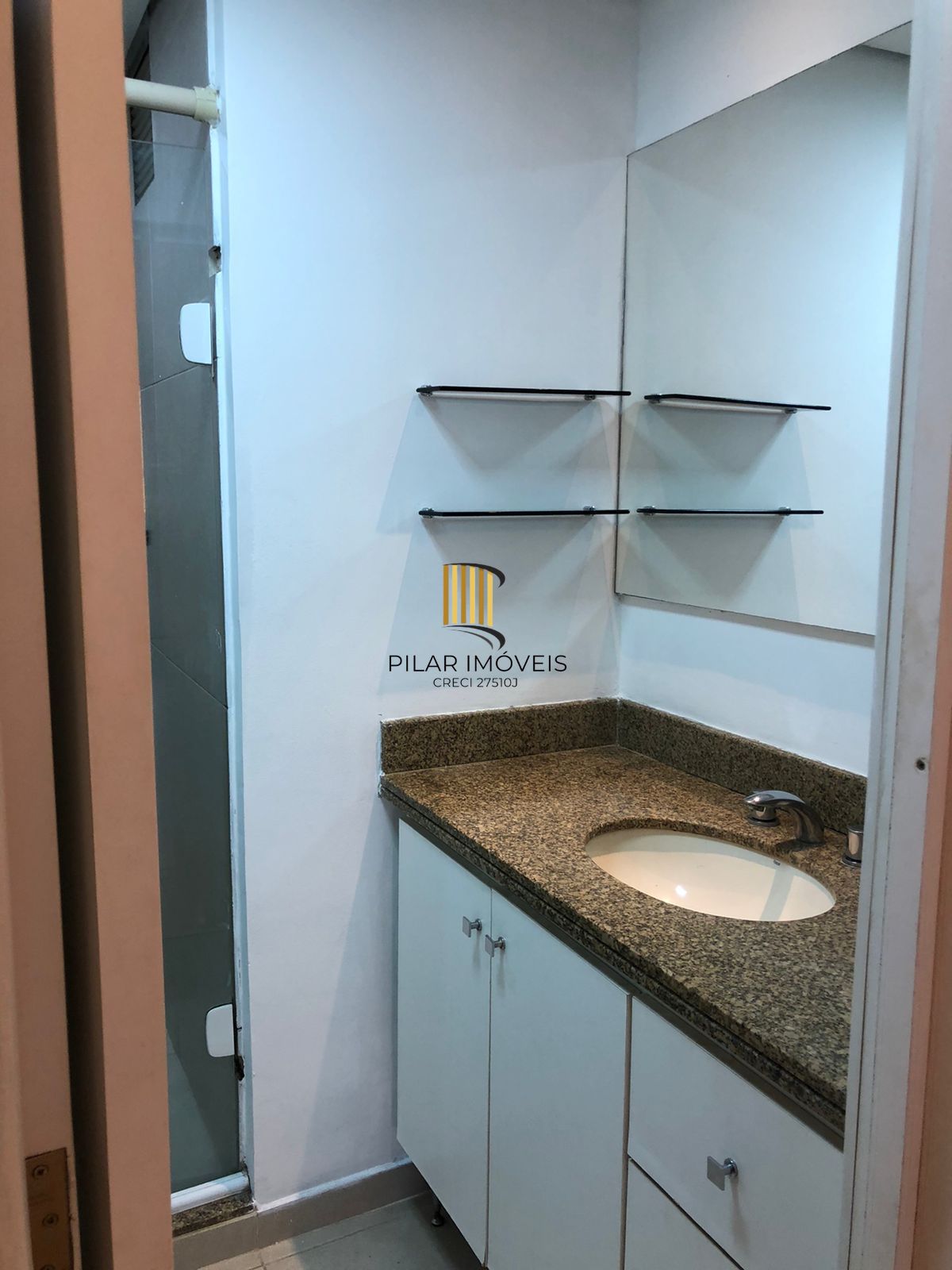 Vende ou aluga  no bairro Menino Deus, com garagem, apartamento de 03 dormitórios, suíte, living 02 ambientes, com sacada e churrasqueira