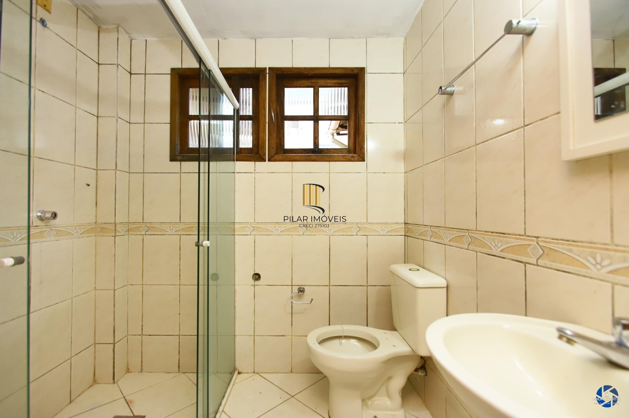 Apartamento térreo , tipo casa, área externa com churrasqueira , 02 dormitórios.