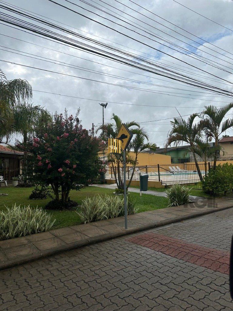 sobrado com 02 dormitórios, living, lavabo, banheiro social,  cozinha com área de serviço e pateo.