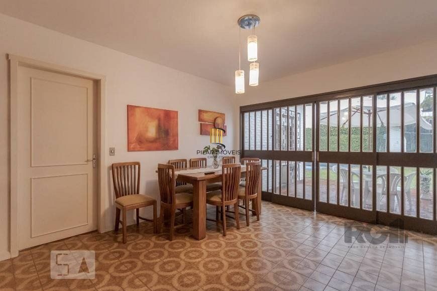 Casa com 04 dormitórios no Bairro Chacara das Pedras Porto Alegre