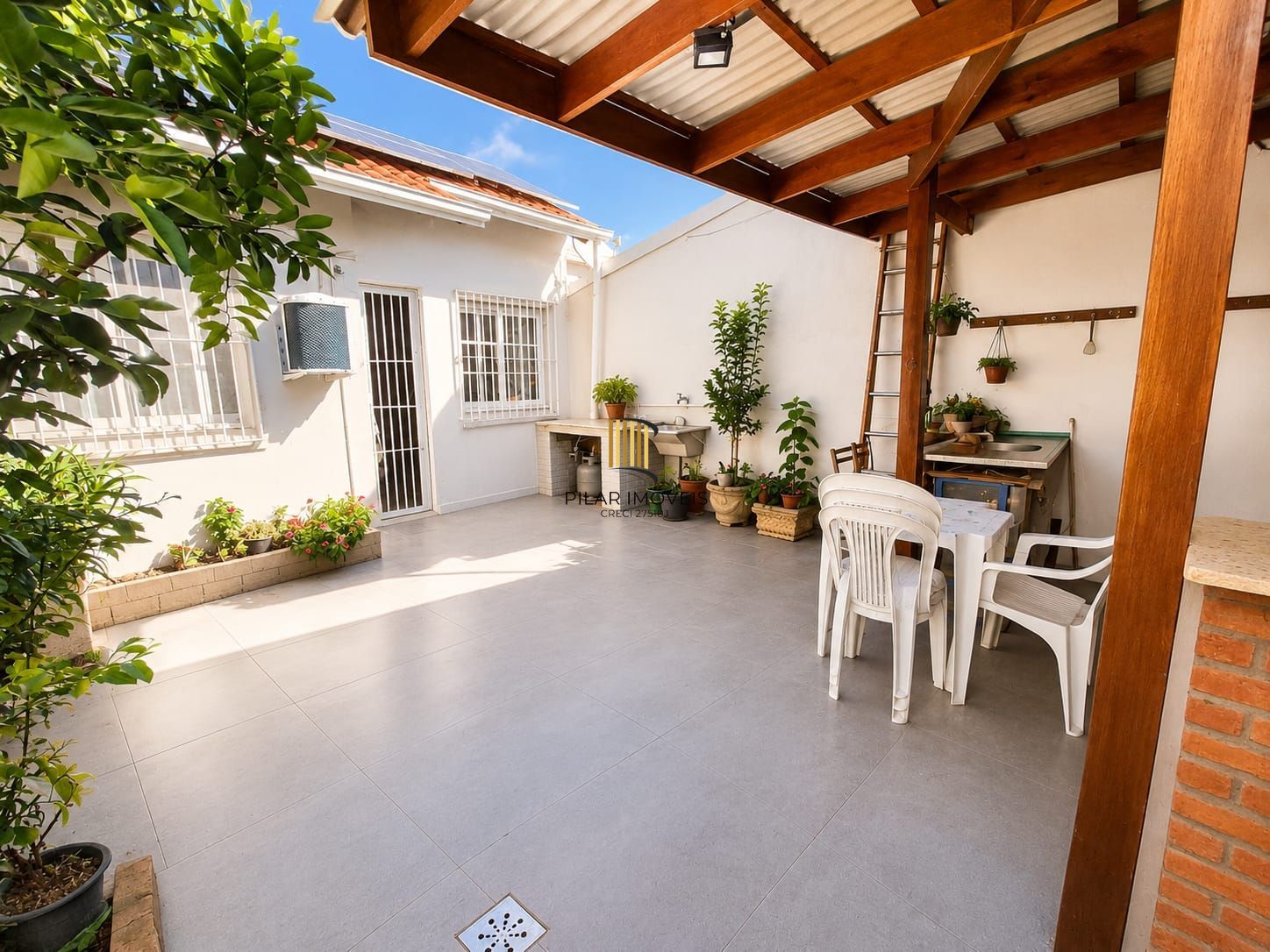 Casa 03 dormitórios no bairro Guarujá em Porto Alegre