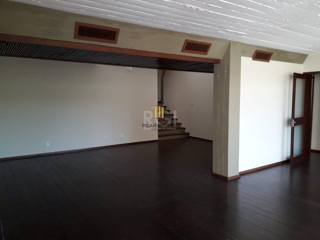 Casa para Venda - 385m², 5 dormitórios, sendo 1 suites, 4 vagas - Petrópolis
