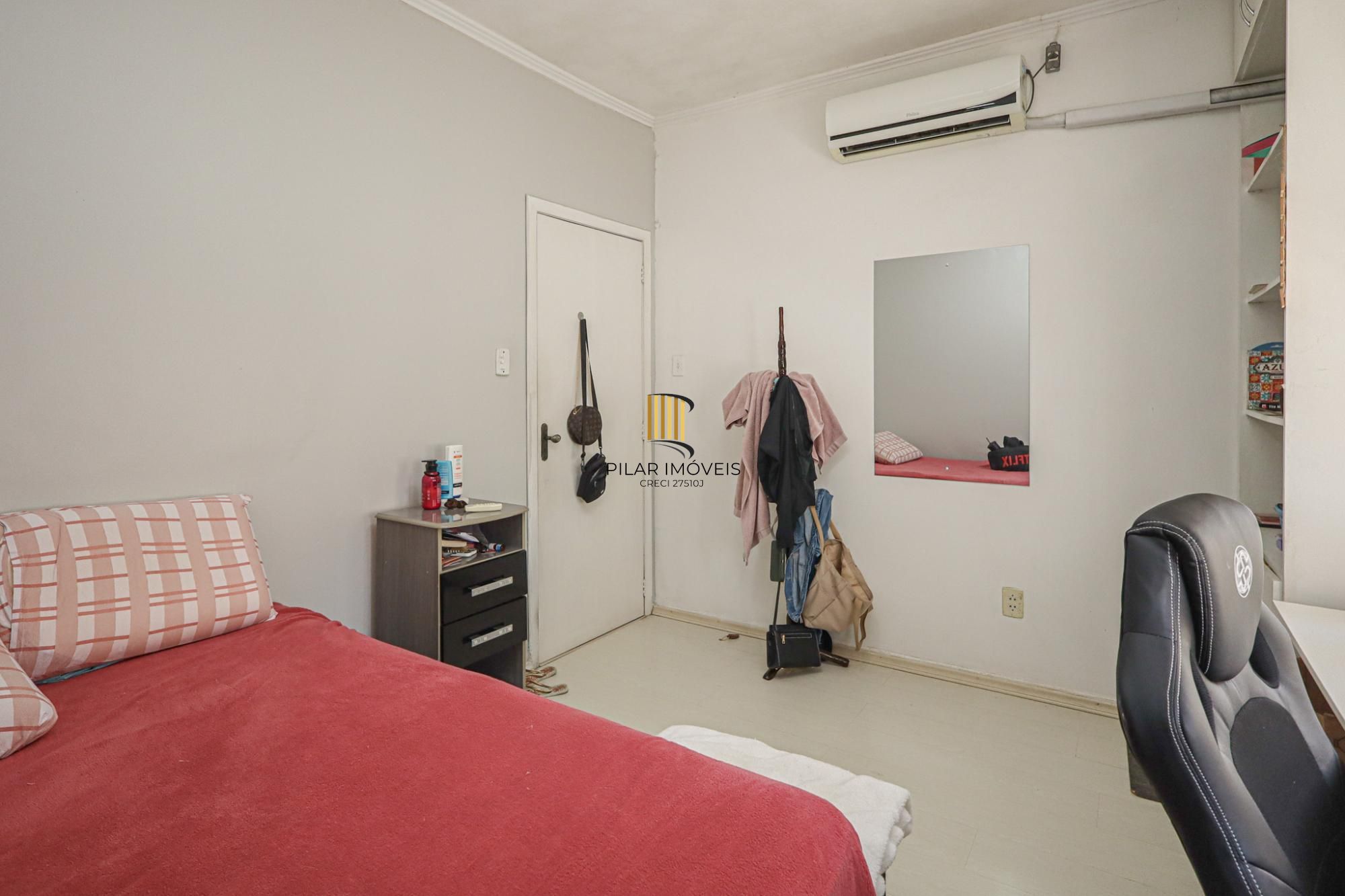 Com 2 quartos, 1 banheiro, opção do 2.º banheiro, e escritório,