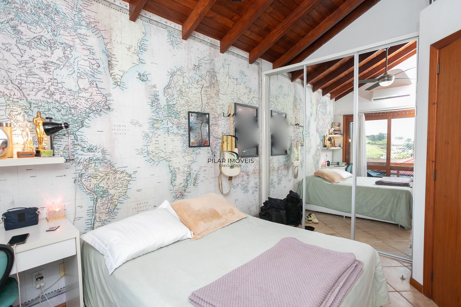 Casa mobiliada em condomínio