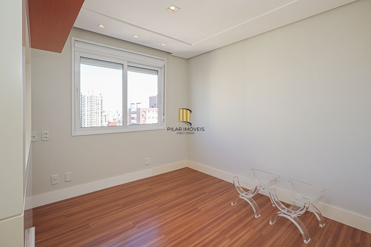 Apartamento de 3 quartos, 3 suítes, com 02 garagens individuais no Bairro Petrópolis, próximo a Encol.