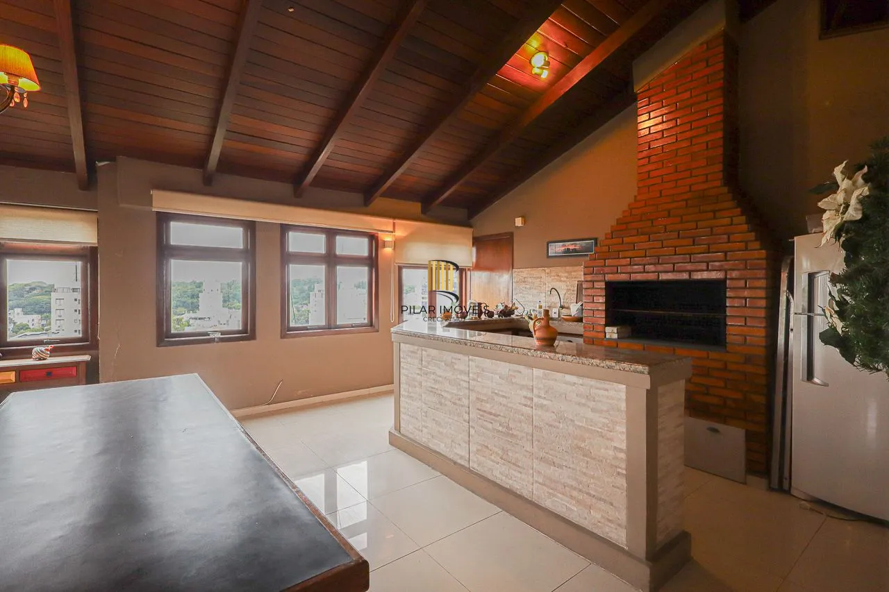 Apartamento cobertura de 03 dormitórios com opção de 05, 03 garagens. Bairro Higienópolis