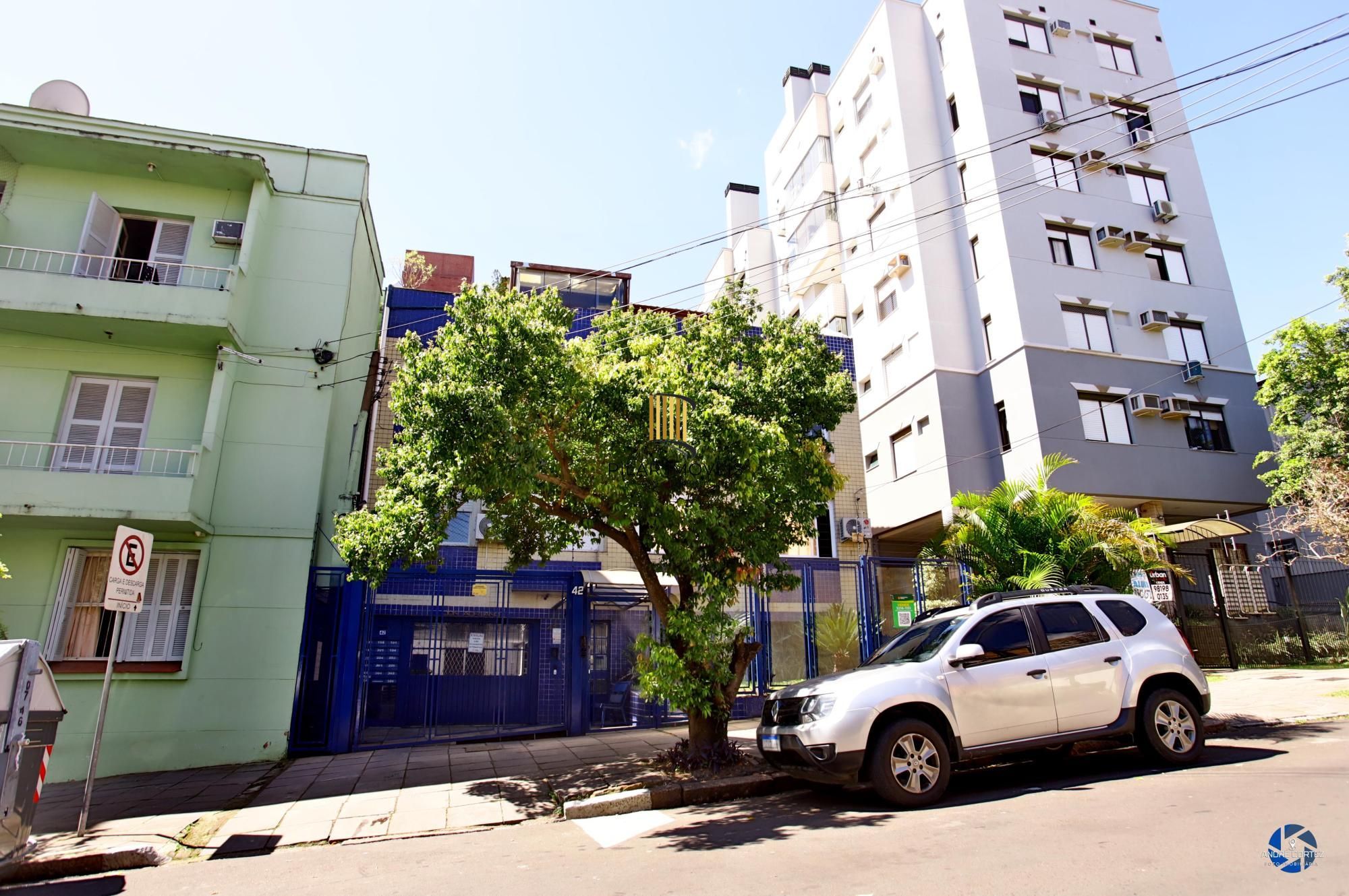 Vende cobertura: Piso inferior:  02 dormitórios, 02 banheiros, living 2 ambientes, cozinha americana.