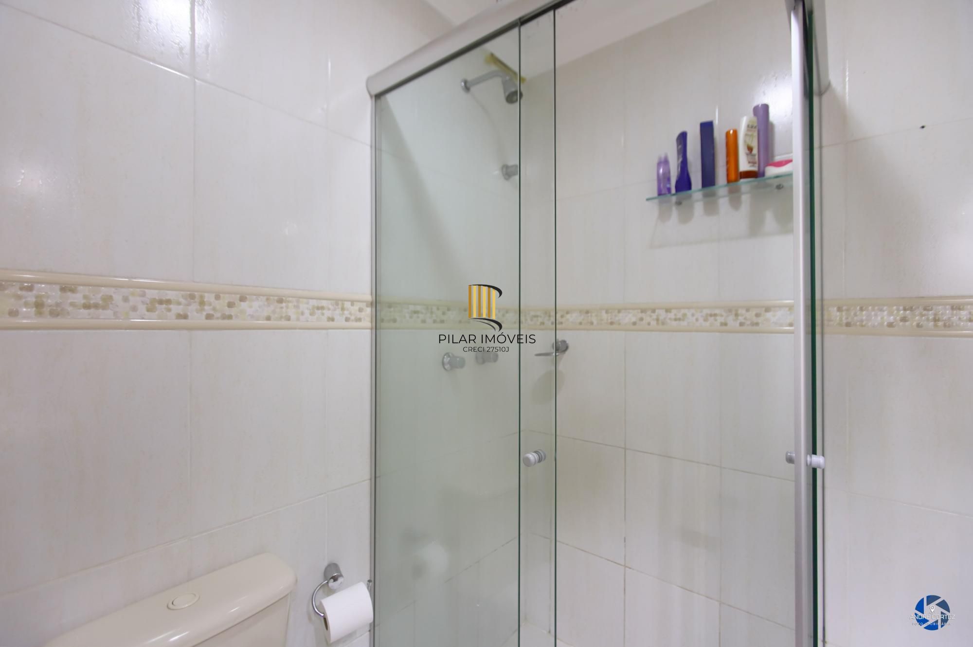 Vende cobertura: Piso inferior:  02 dormitórios, 02 banheiros, living 2 ambientes, cozinha americana.