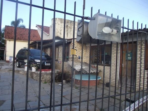 Casa com 03 quartos em terreno de 13:20 x 7501, no bairro Medianeira
