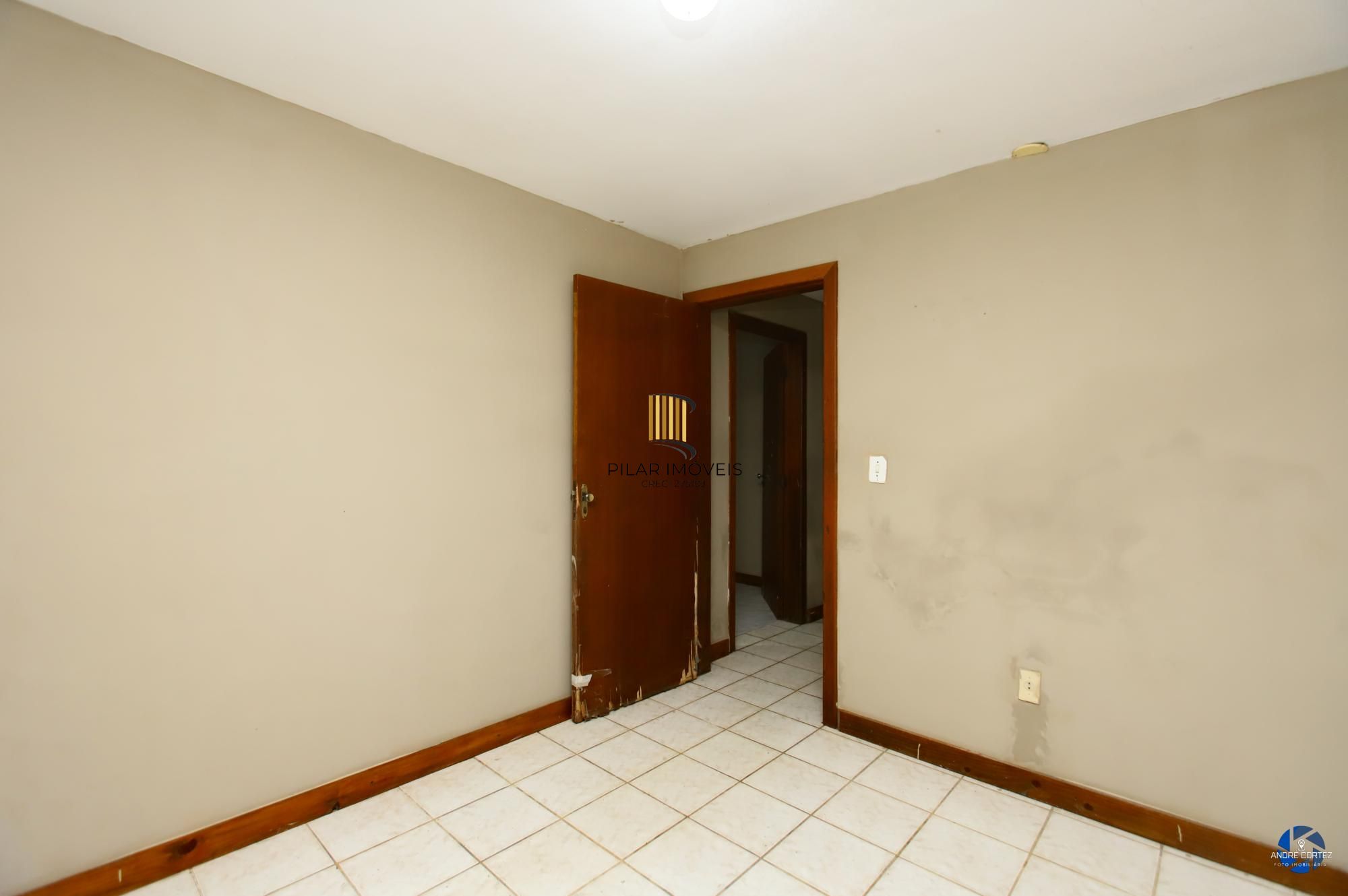 Apartamento térreo , tipo casa, área externa com churrasqueira , 02 dormitórios.