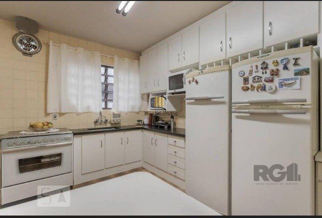 Casa com 04 dormitórios no Bairro Chacara das Pedras Porto Alegre