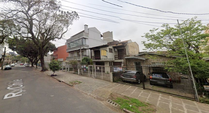 terreno com casa pequena