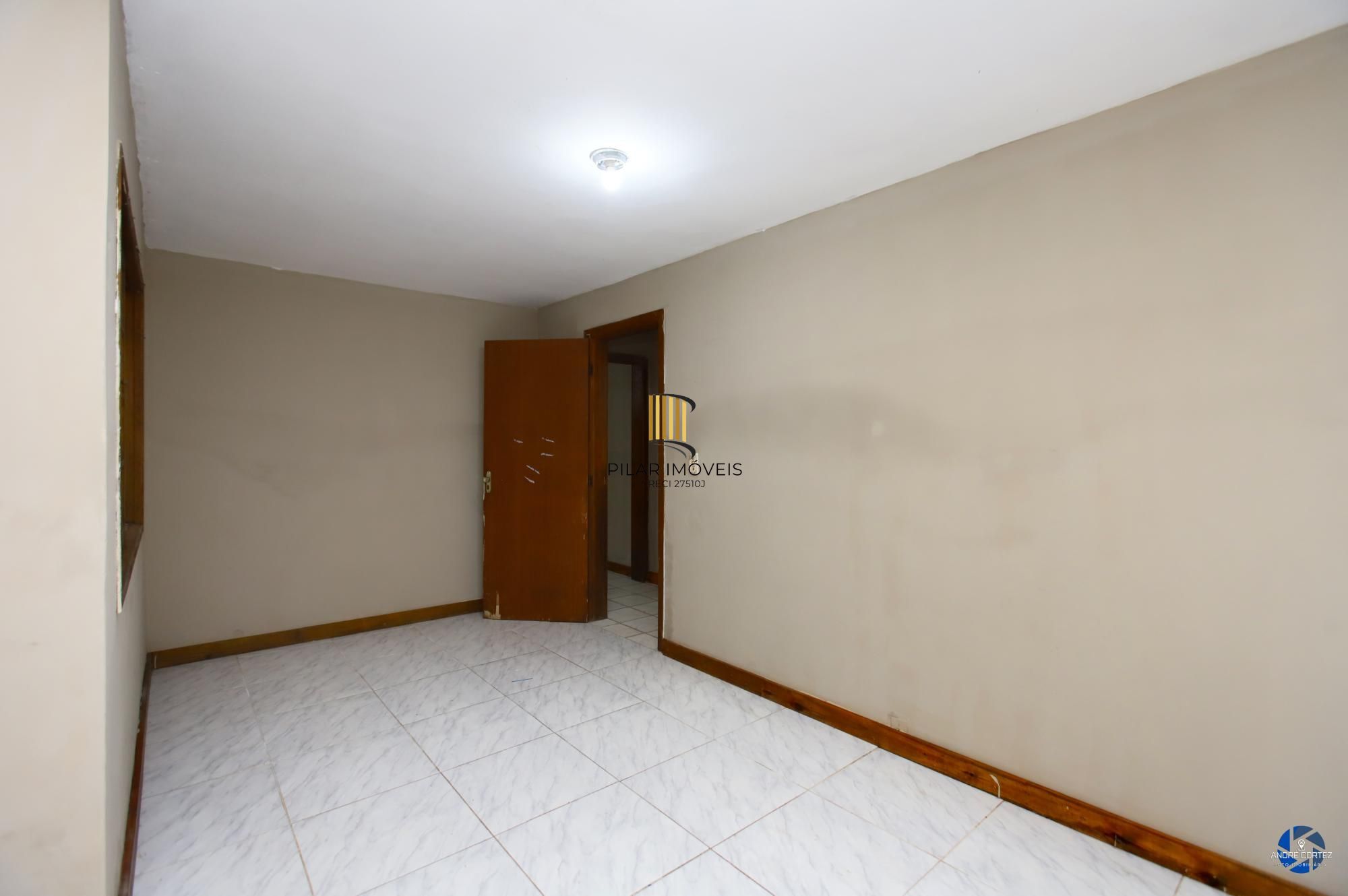Apartamento térreo , tipo casa, área externa com churrasqueira , 02 dormitórios.