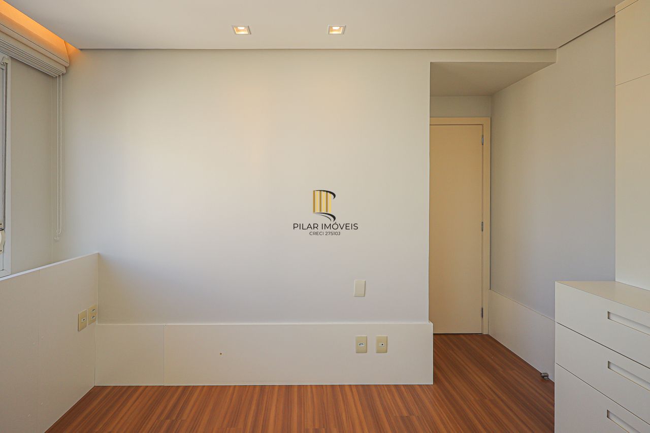 Apartamento de 3 quartos, 3 suítes, com 02 garagens individuais no Bairro Petrópolis, próximo a Encol.