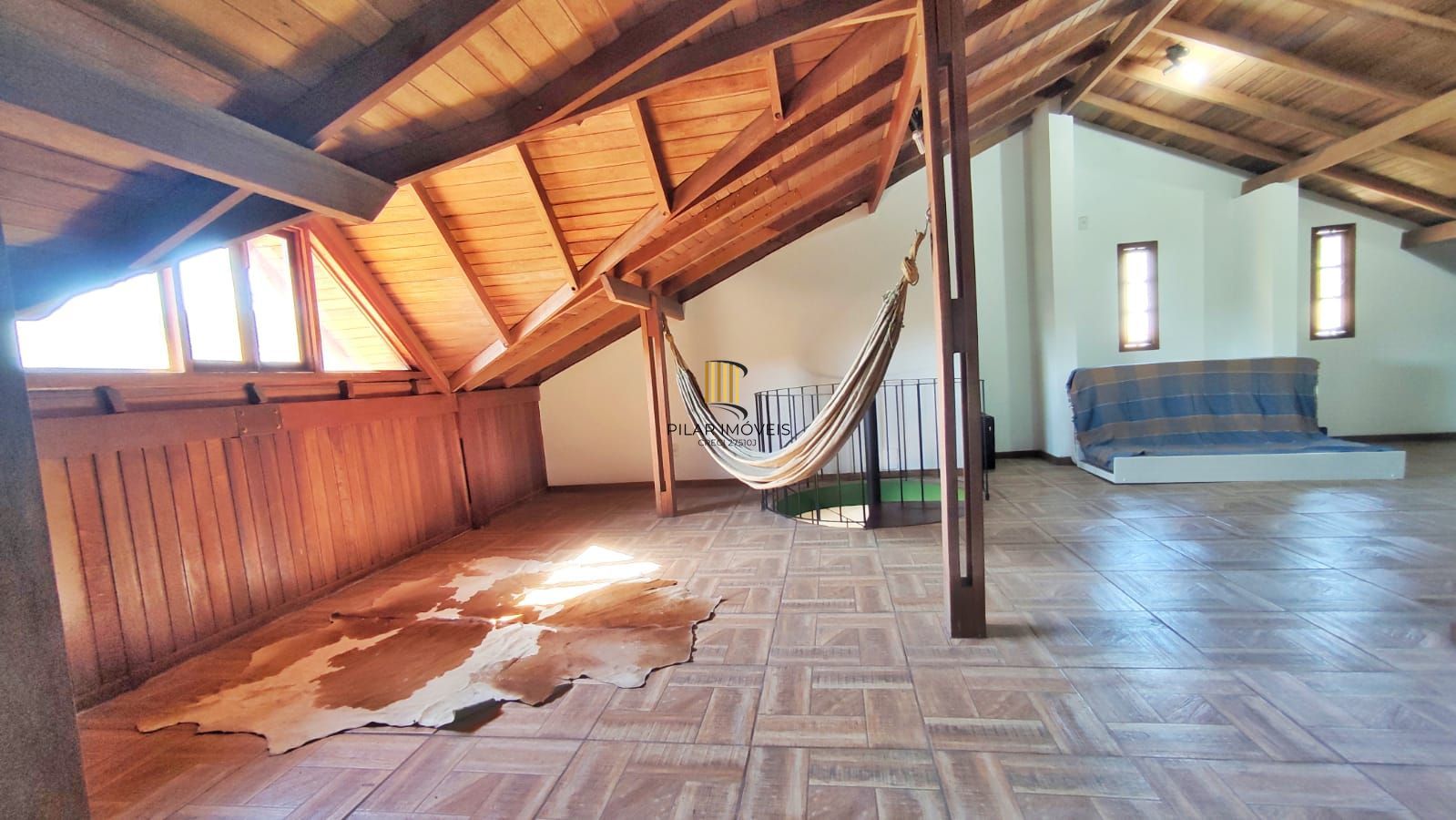 3 Dormitórios, sendo 1 Suíte Master •	Living com Dois Ambientes – no Bairro Alto Petrópolis – Amplo Terreno.