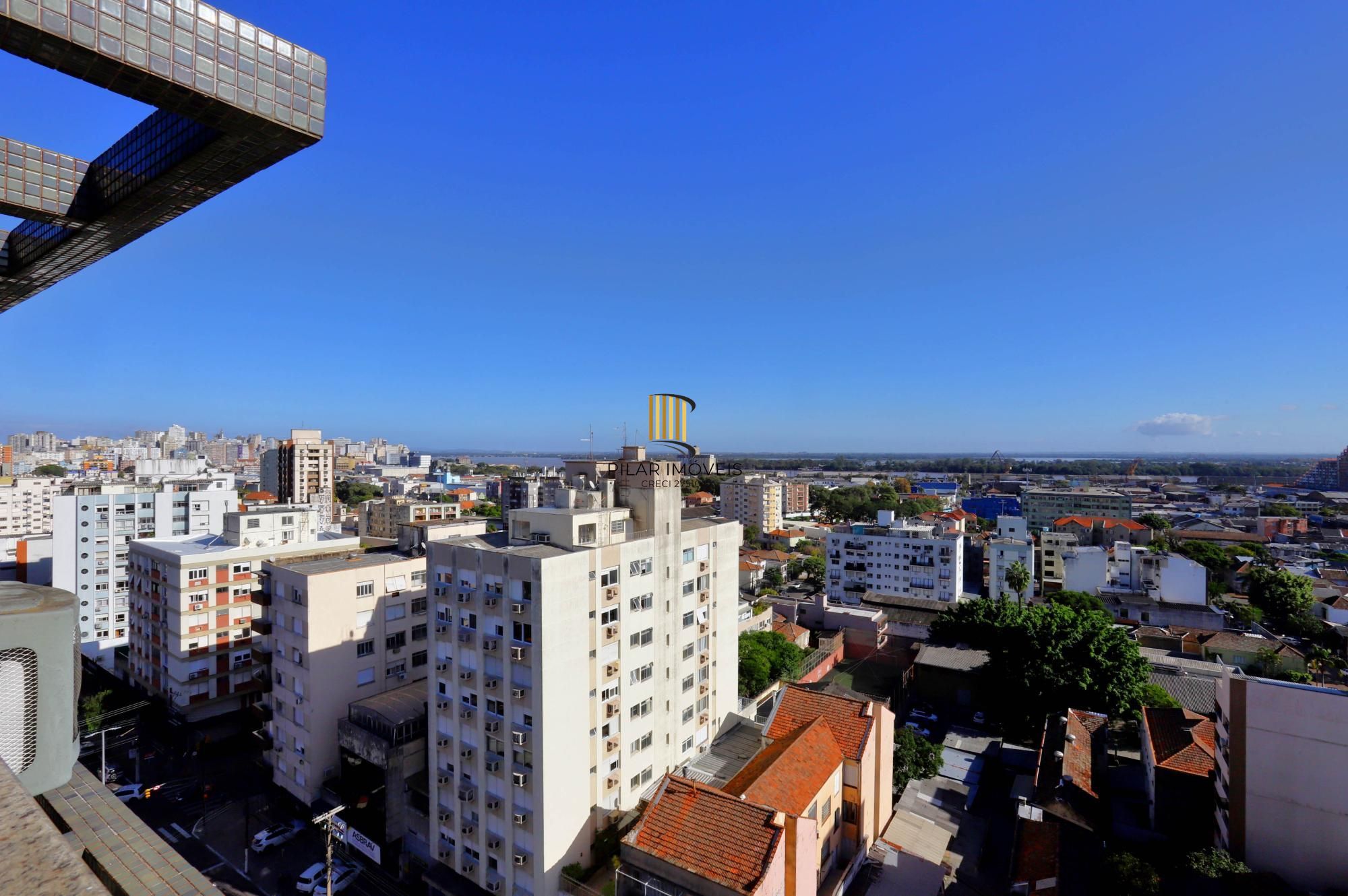 Apartamento super iluminado e arejado,  com hall de entrada , living amplo com 02 ambientes , 02 dormitórios, sendo uma suíte , banheiro  social com ventilação externa e cozinha mobiliada