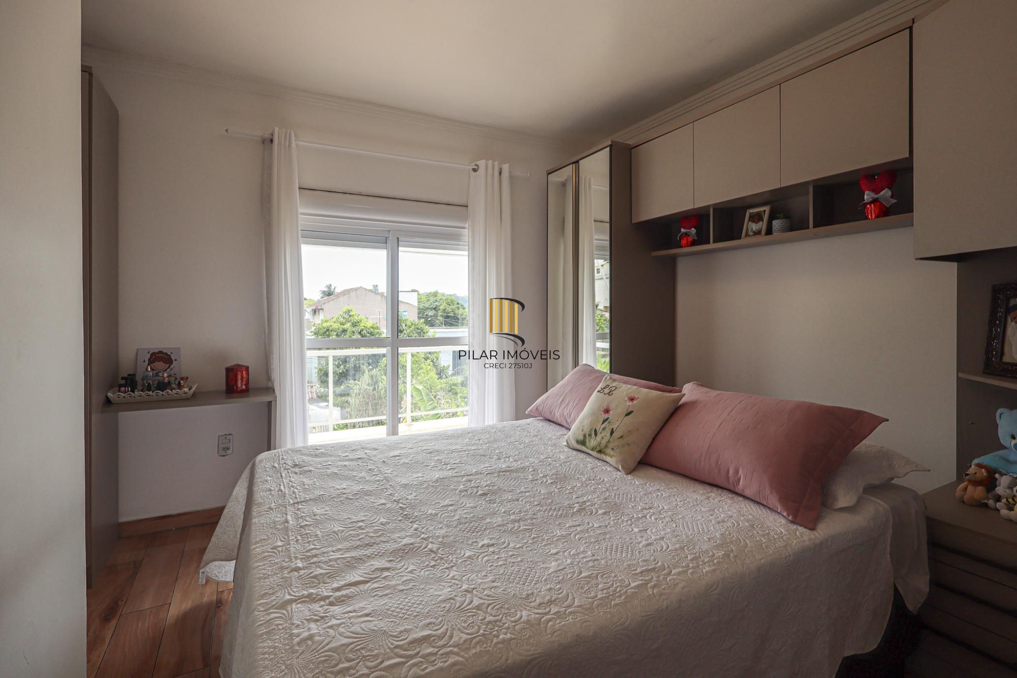 Casa semi mobiliada, 4 dormitórios no Bairro Jardim Sabará