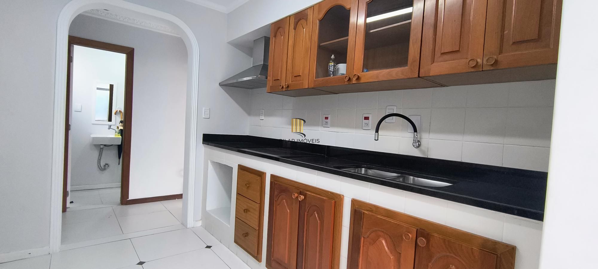 Com área privativa de 120,73 m2, sala com 03 ambientes